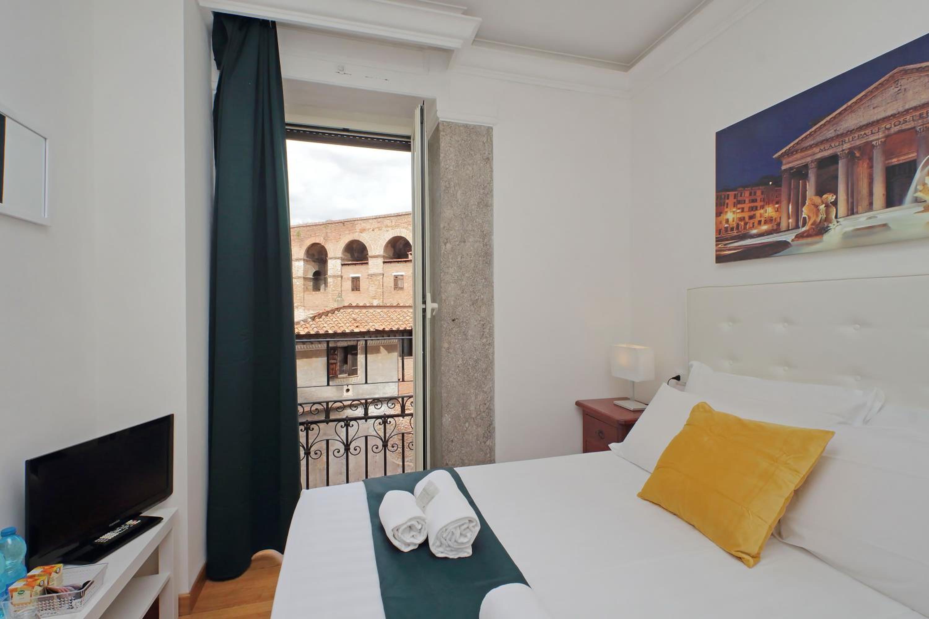 Romulus Rooms by Hostand