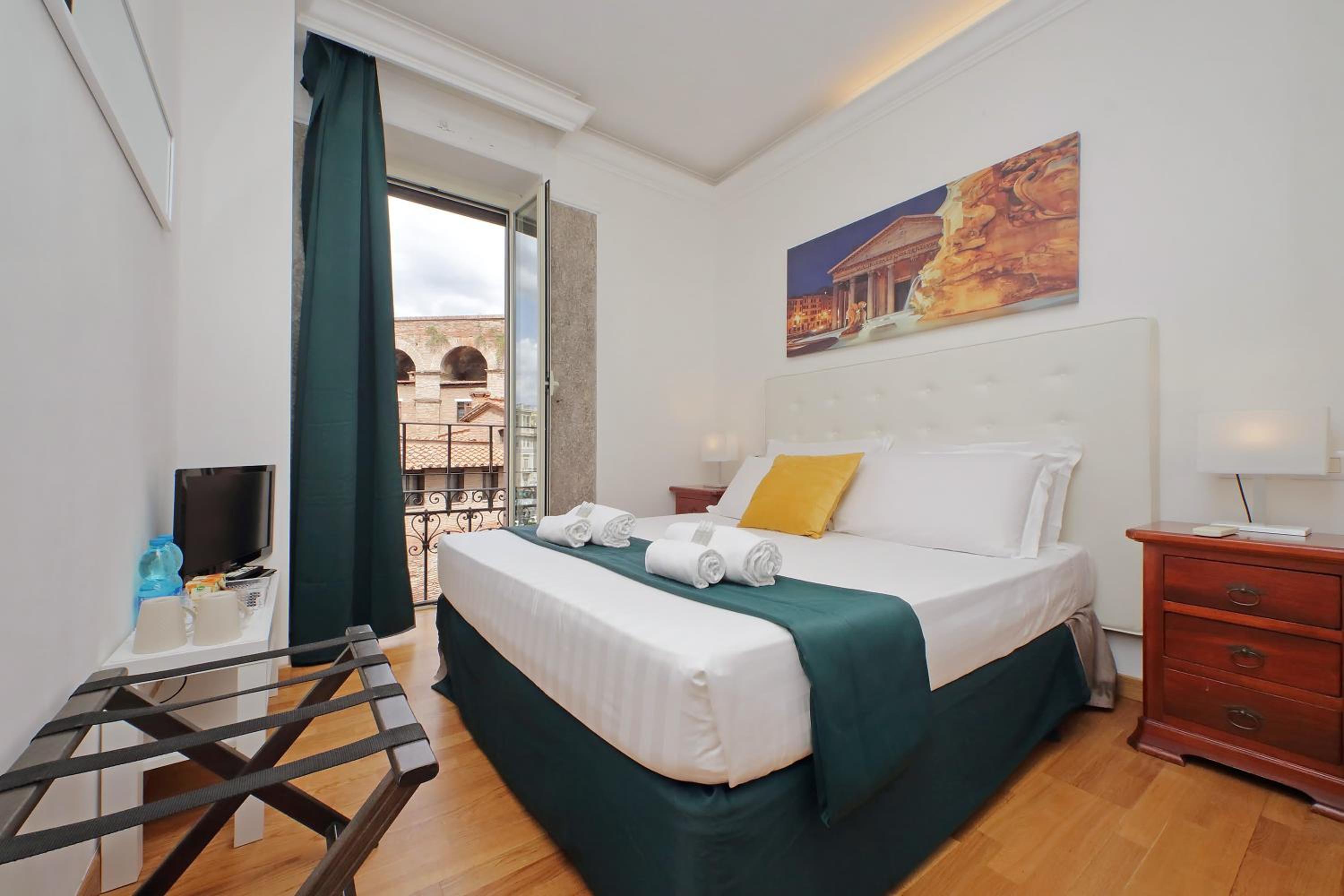 Romulus Rooms by Hostand
