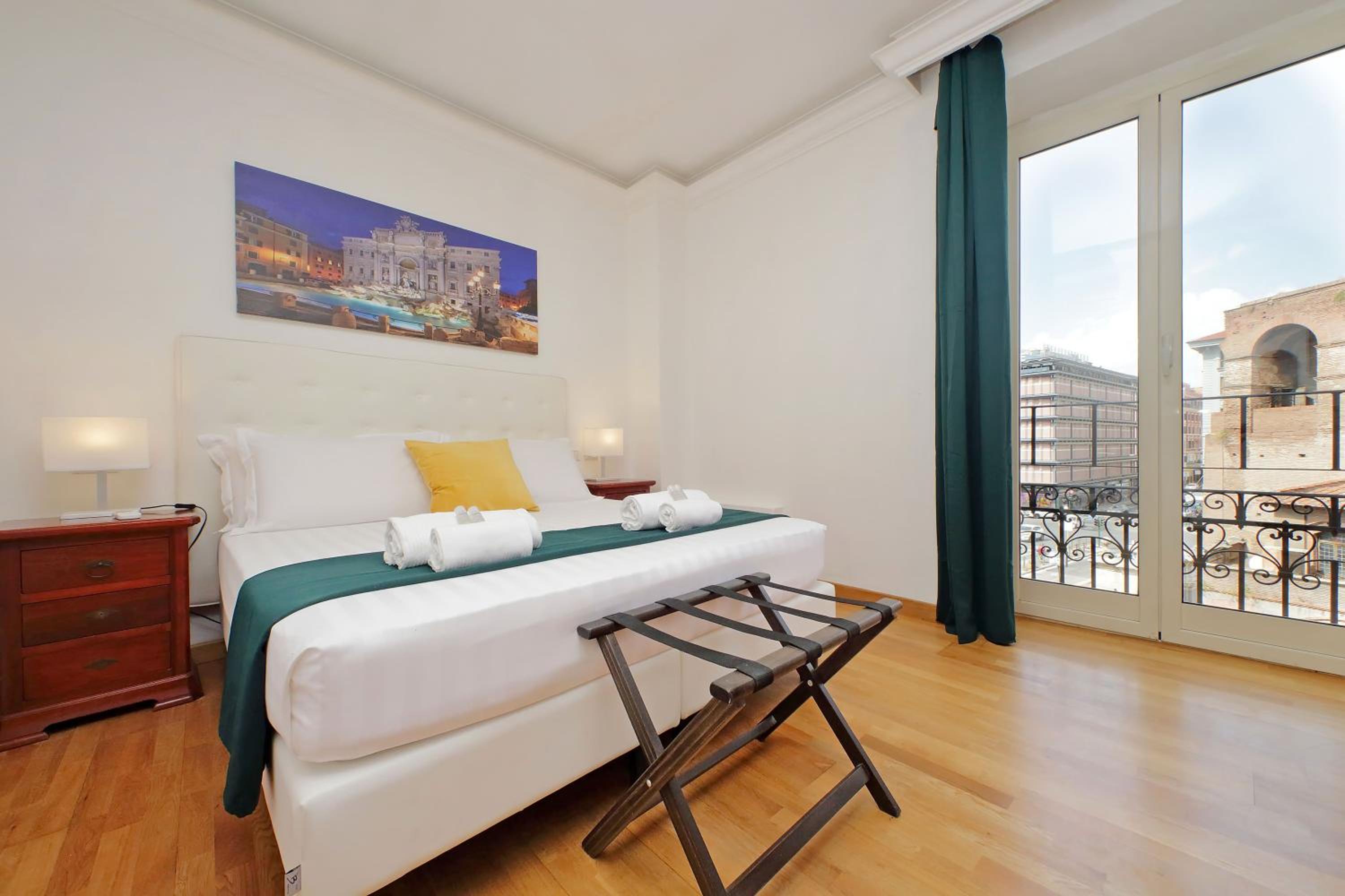Romulus Rooms by Hostand
