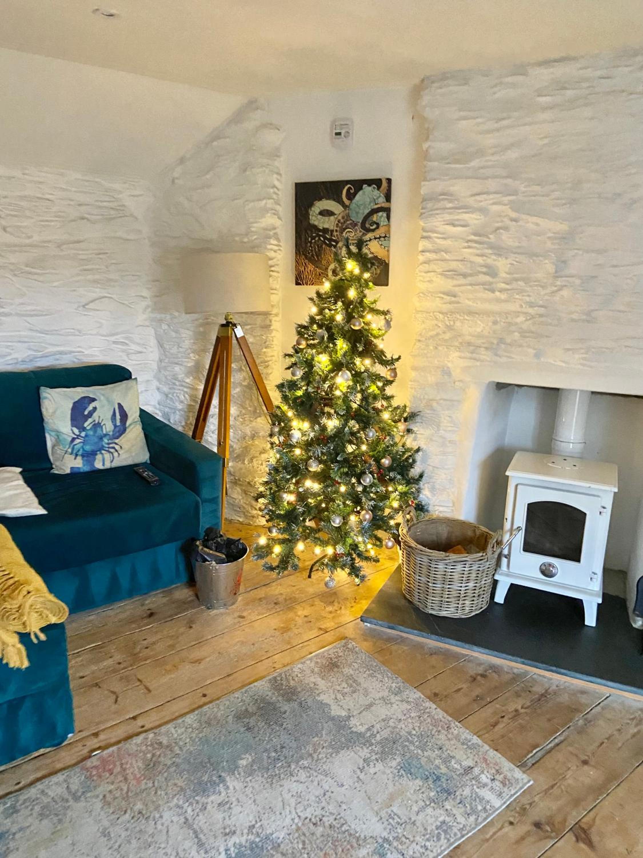 SPINDRIFT is A Beautiful Newly Refurbished THREE BEDROOM Private Family House located on the OLD HARBOUR and the COASTAL PATH in the Heart of Beautiful POL