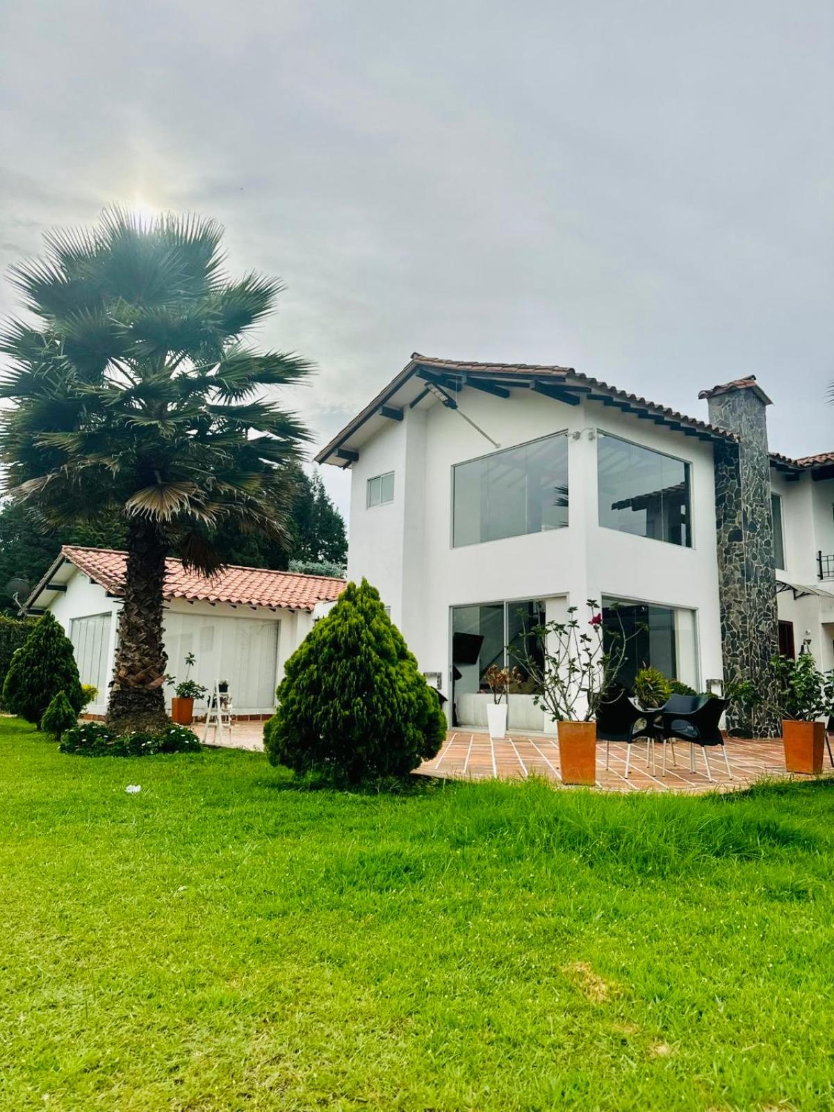 Lujosa casa cerca al aeropuerto