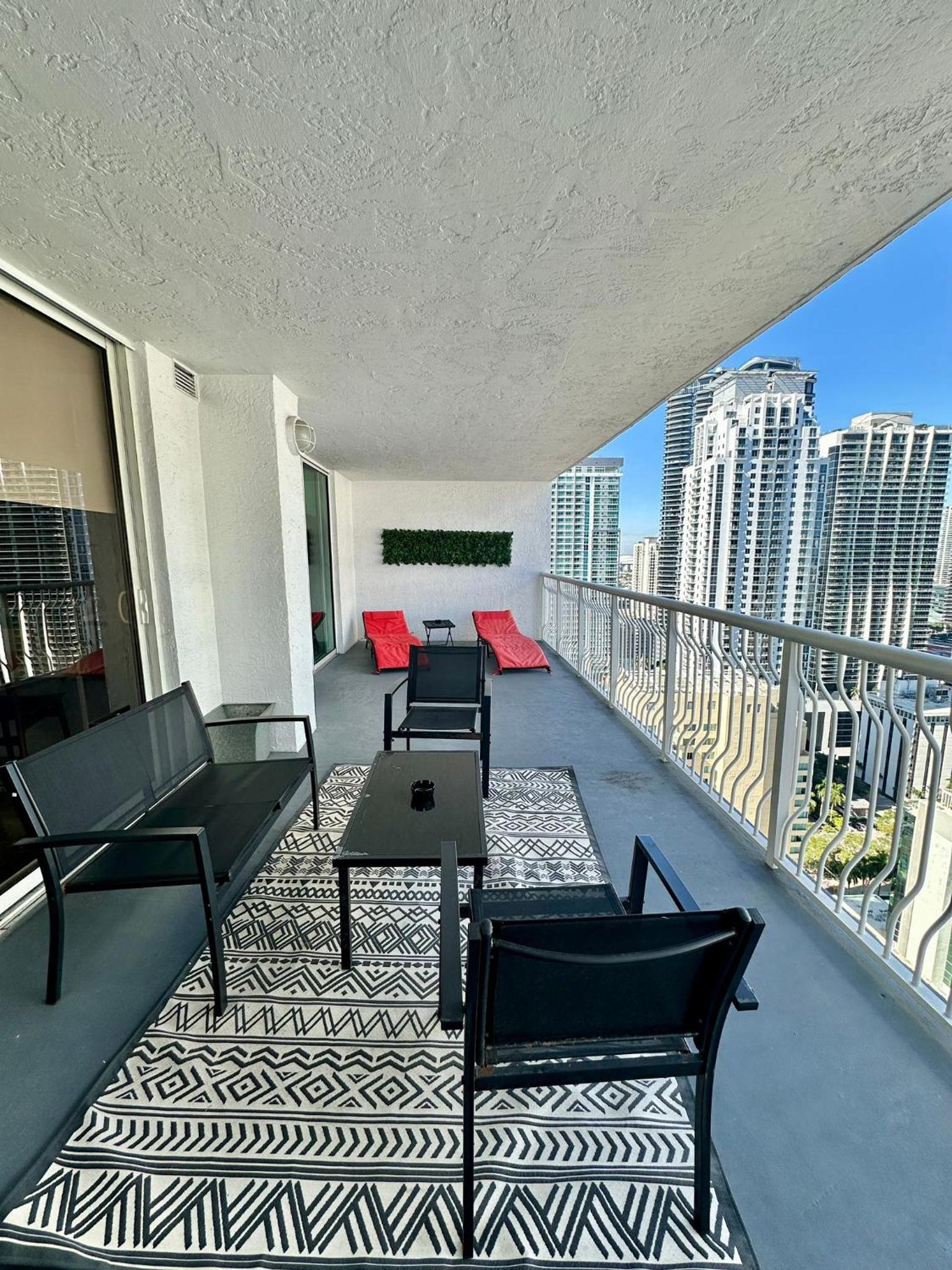 Condo Stylish and Minimalist w Highlights Amenities!