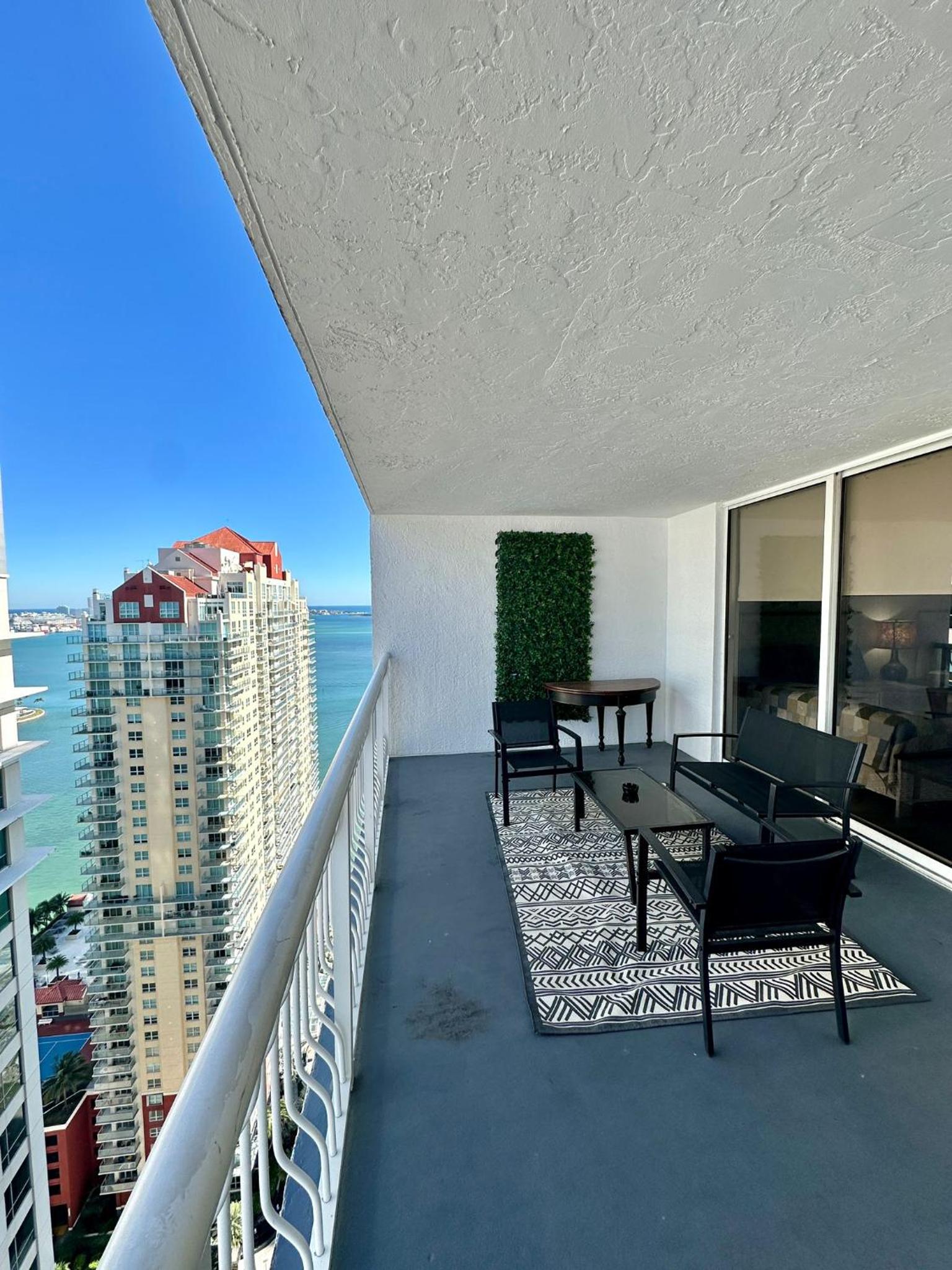Condo Stylish and Minimalist w Highlights Amenities!