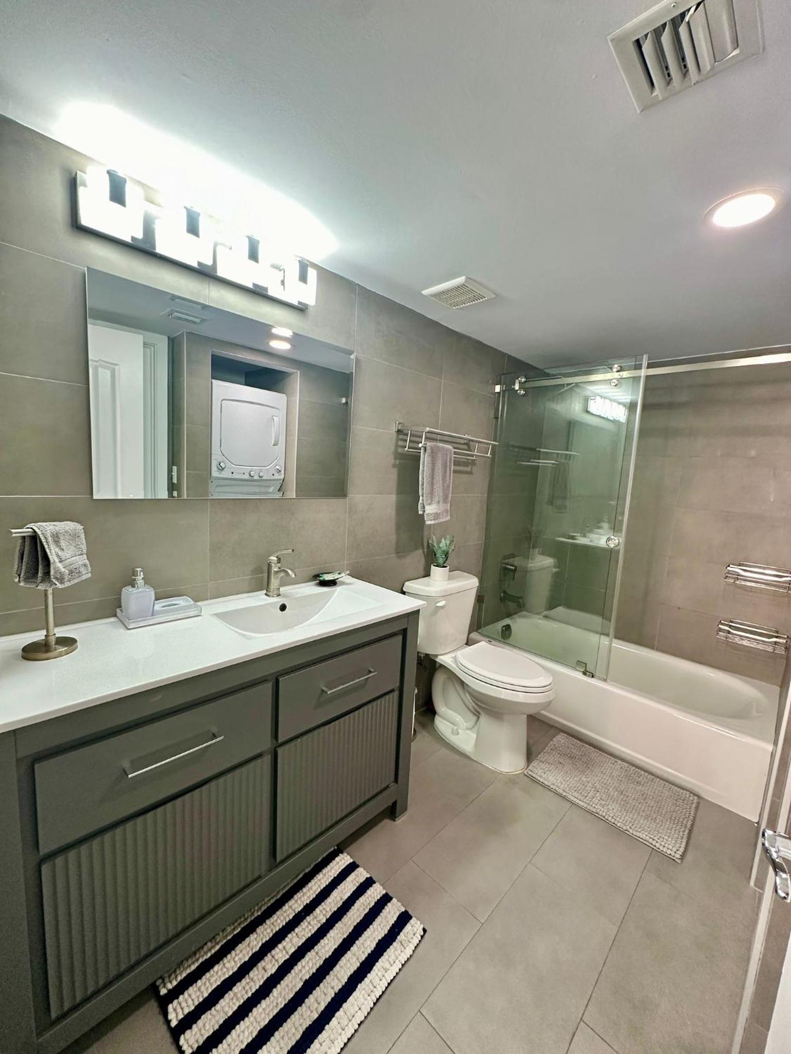 Condo Stylish and Minimalist w Highlights Amenities!