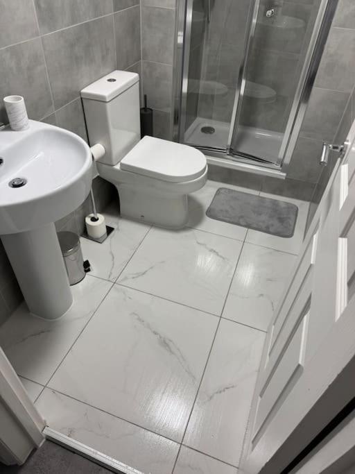 2bed Central Gloucester- contractors welcome view 3