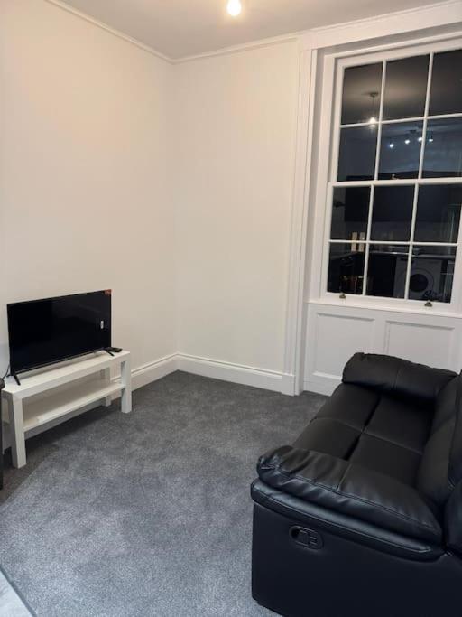 2bed Central Gloucester- contractors welcome view 4