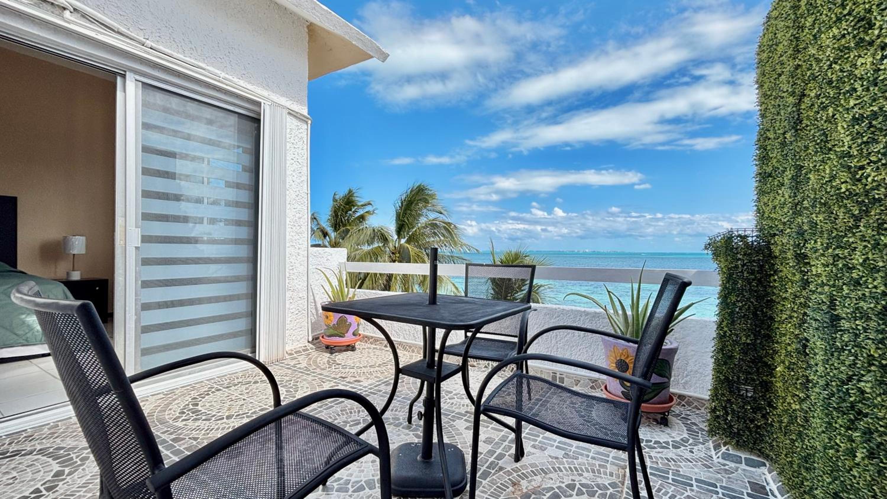 Beautiful Apartment In Cancun Beach Front Ocean View