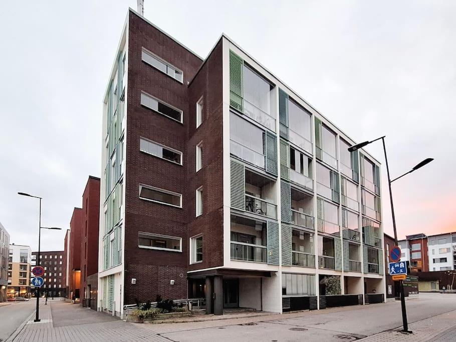 2-room apartment, 7 mins by train to airport
