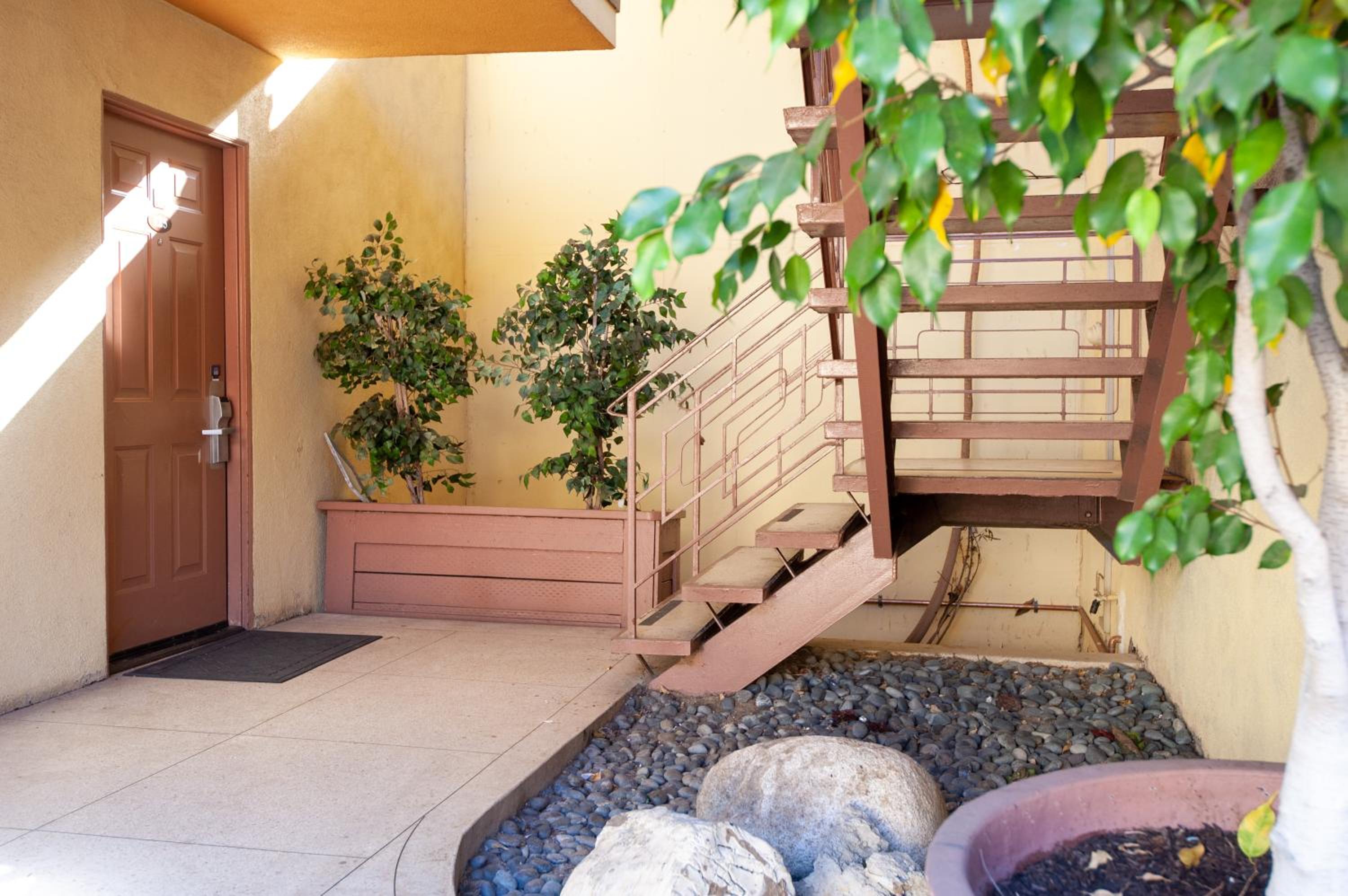 Studio City Court Yard Hotel