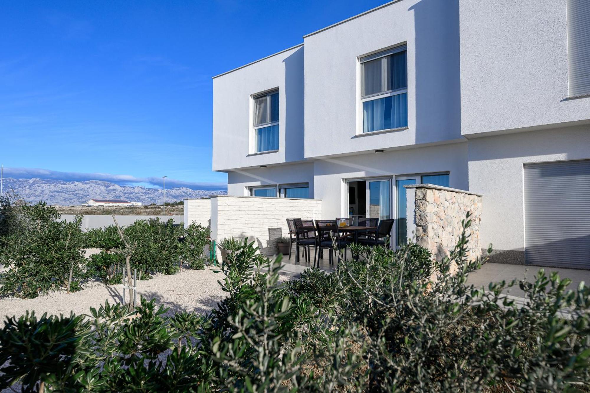 Roris House view 4