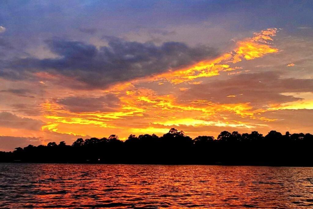 Familia Ball Lakehouse on Private Lake sleeps 8 view 3