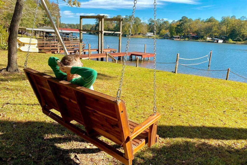 Familia Ball Lakehouse on Private Lake sleeps 8 view 4