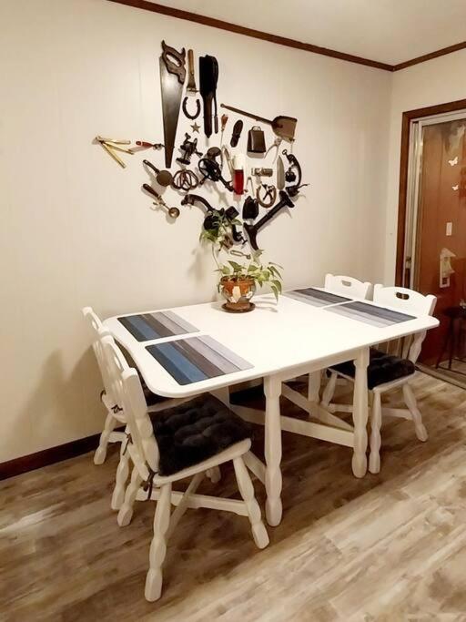 Familia Ball Lakehouse on Private Lake sleeps 8 view 5