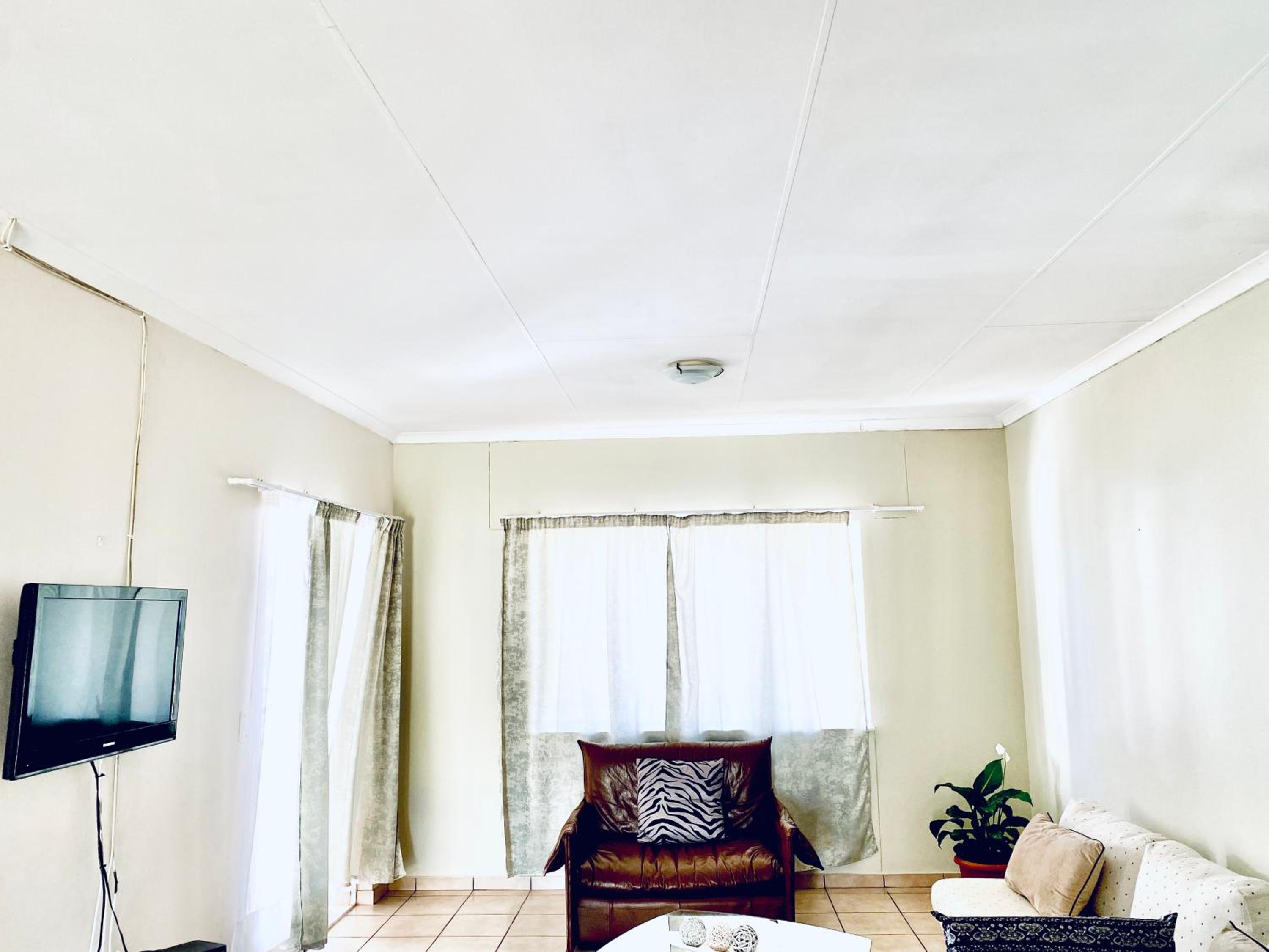 2 Bedroom Apt Whk West view 3