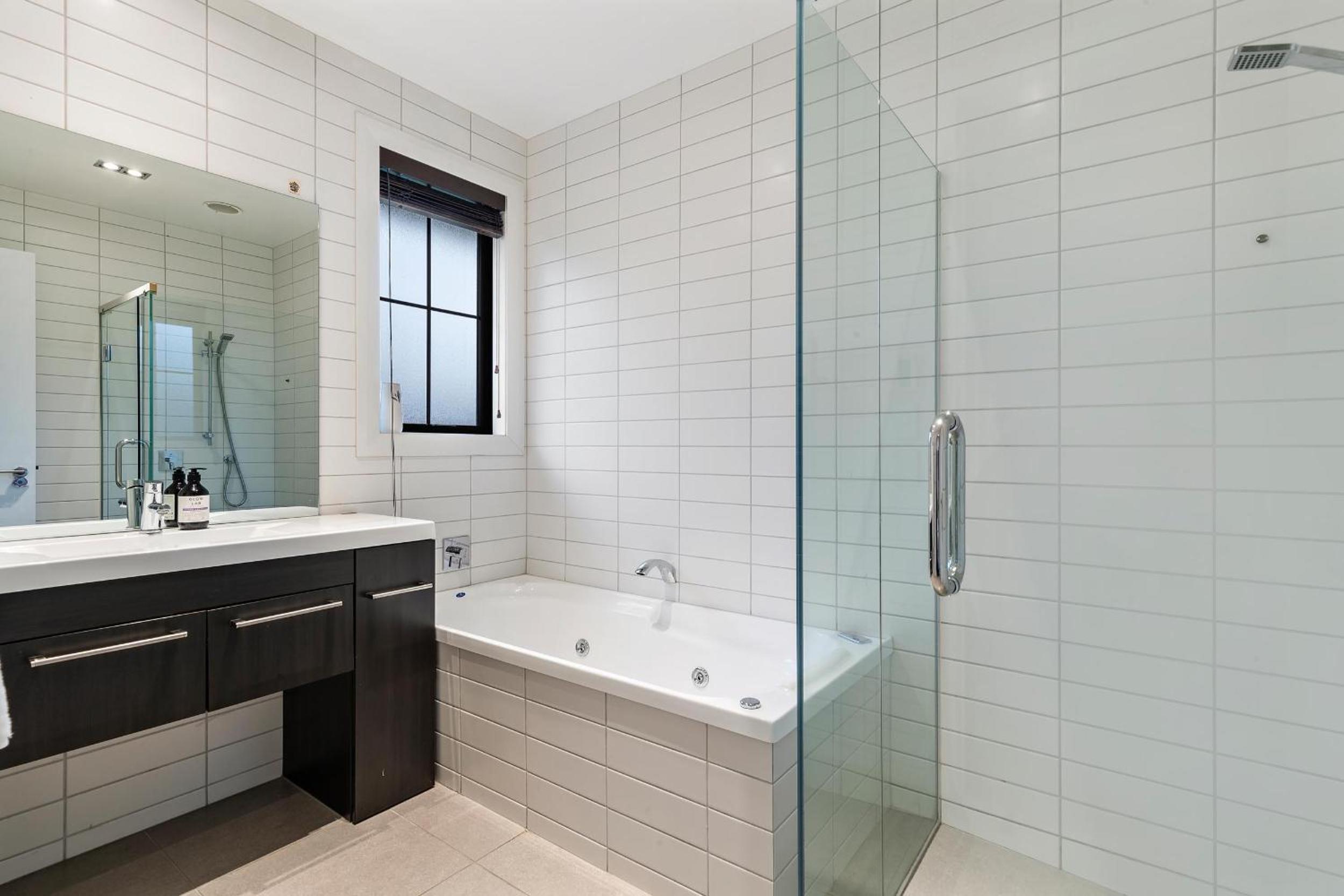 Hope Nest - Luxury Family Home & Spa - Queenstown view 2