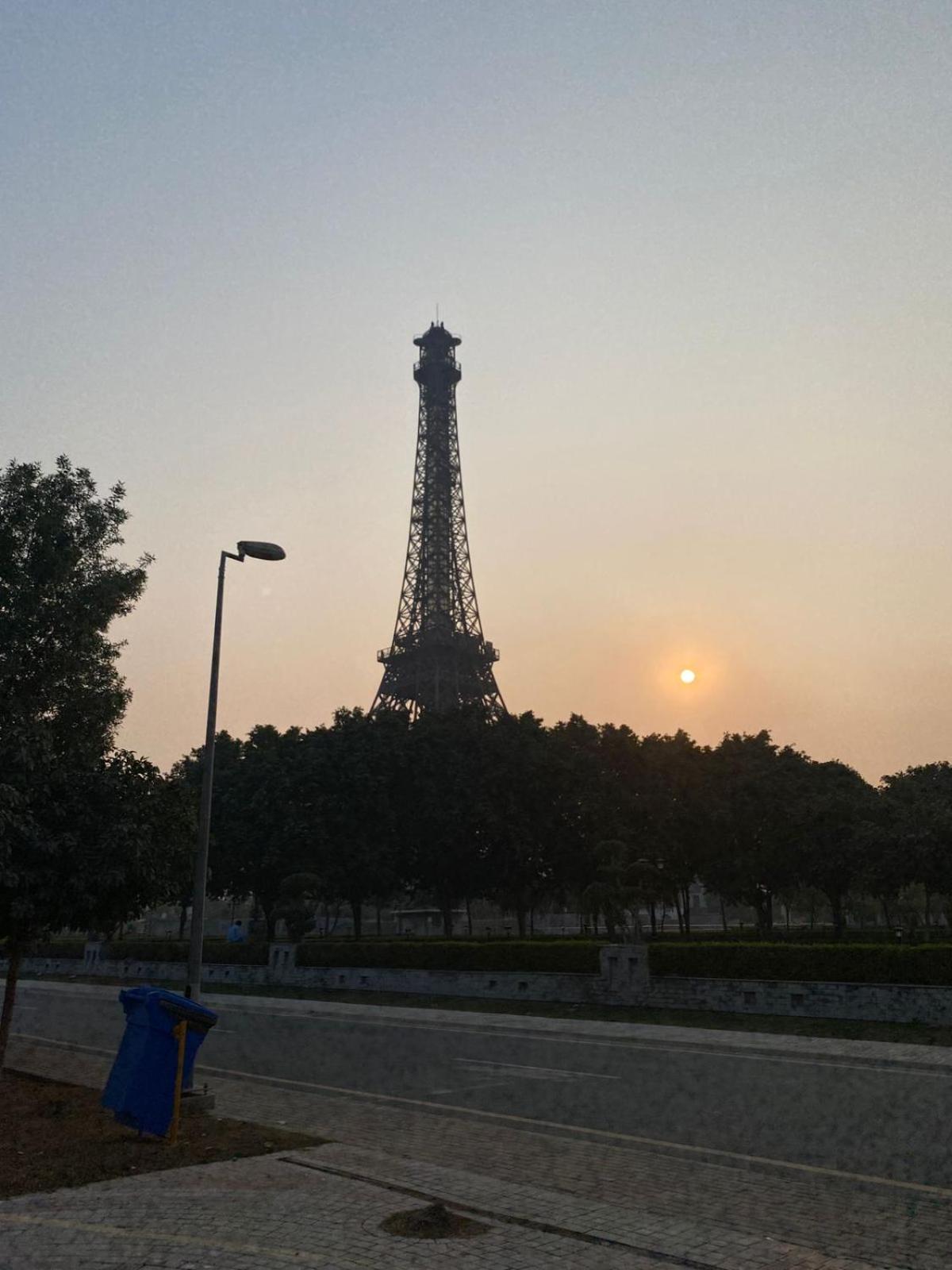 Luxury Studio Apartment Facing Eiffel Tower view 2