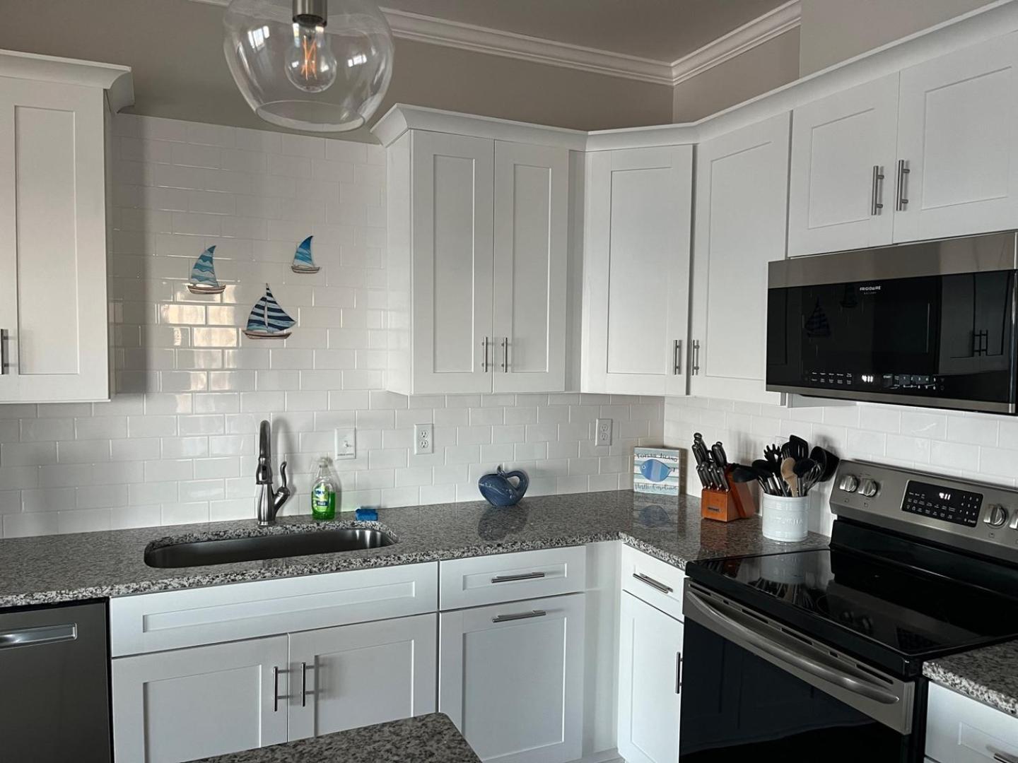 North Topsail Oceanfront with Shared Pool - Dogs Allowed - Elevator