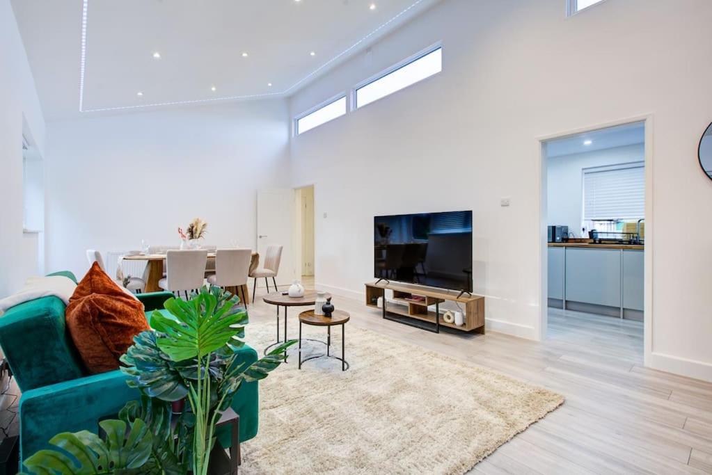 Sleek 3 Bedroom Home Sleeps 6 with Parking view 2