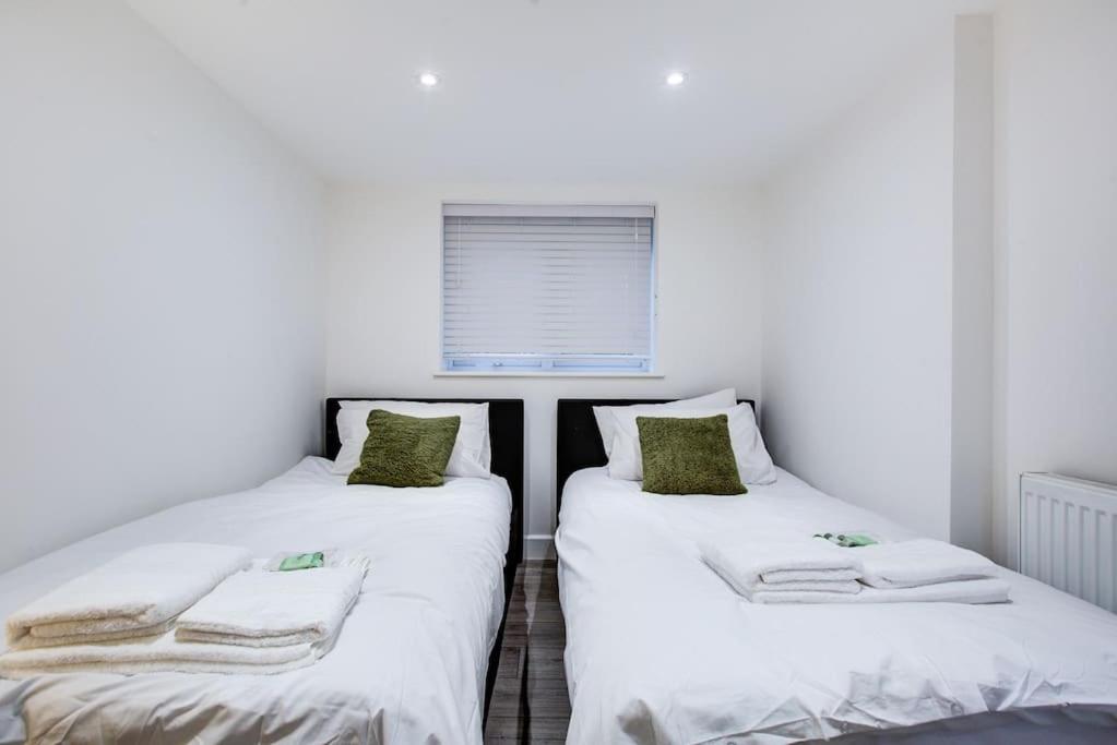 Sleek 3 Bedroom Home Sleeps 6 with Parking view 3
