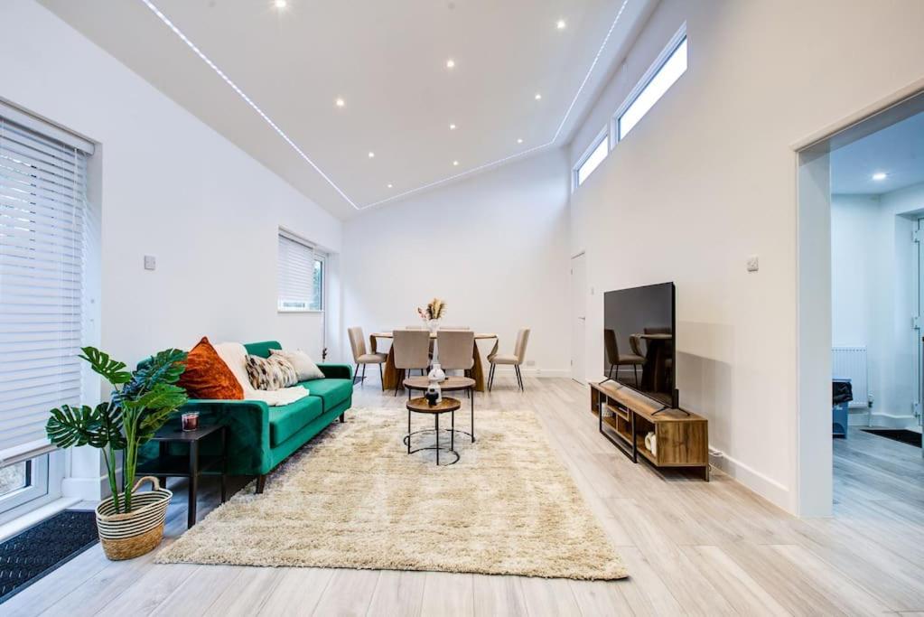 Sleek 3 Bedroom Home Sleeps 6 with Parking view 4