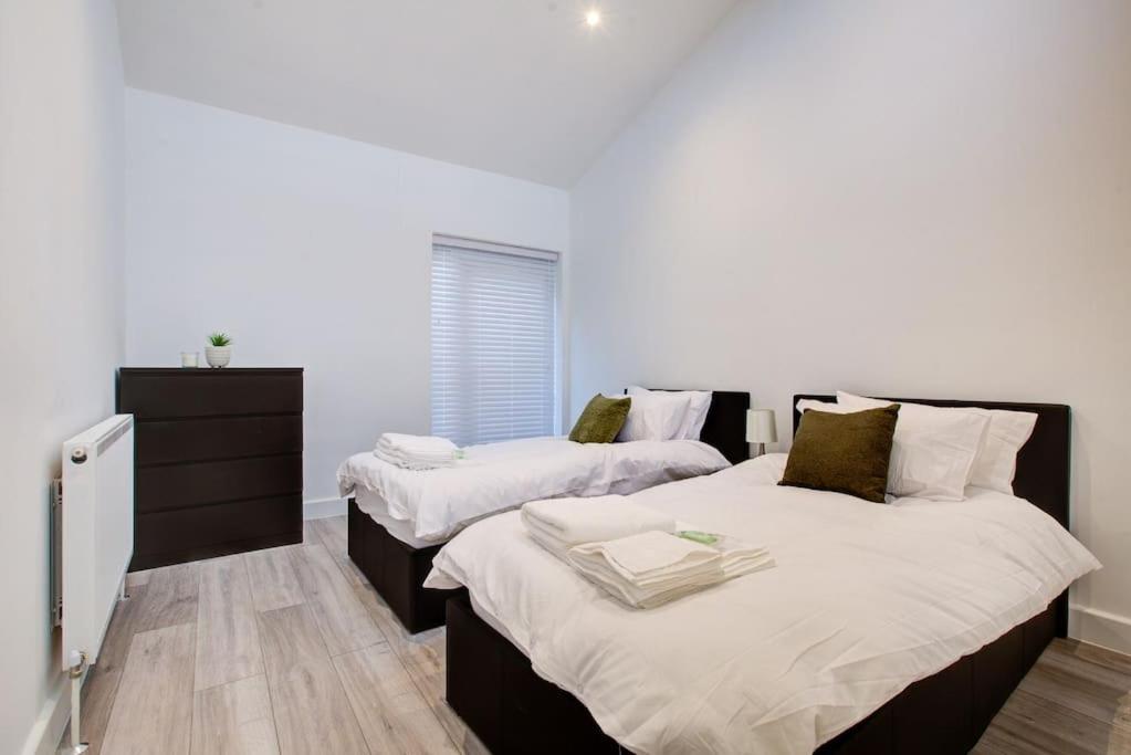 Sleek 3 Bedroom Home Sleeps 6 with Parking view 5