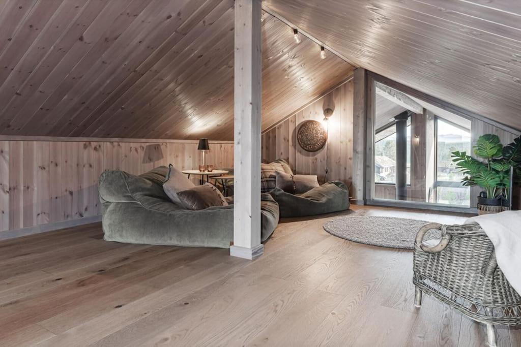 Modern cabin with a Mountain View view 4