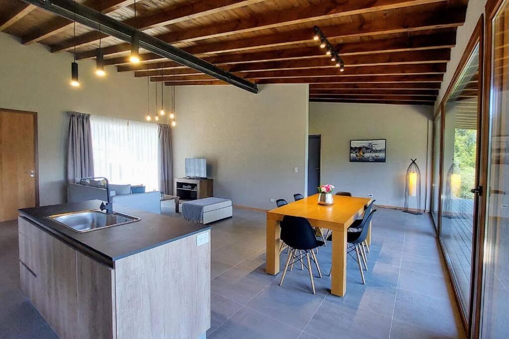 Casa con vista al lago y cerros