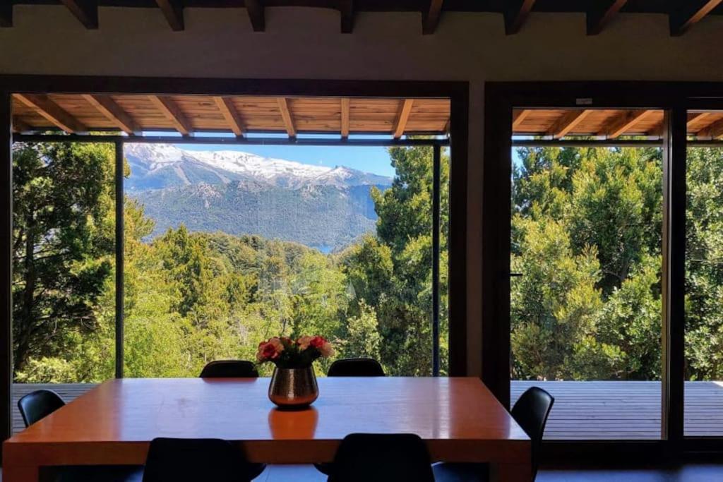 Casa con vista al lago y cerros