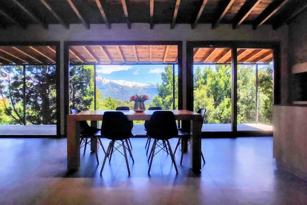 Casa con vista al lago y cerros