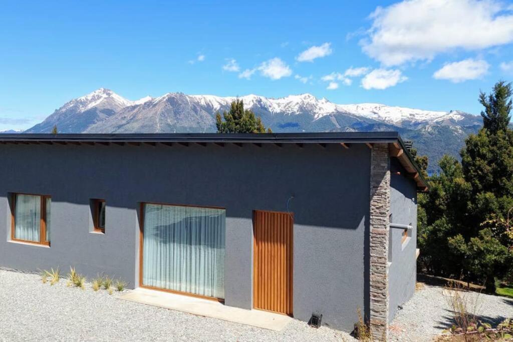 Casa con vista al lago y cerros