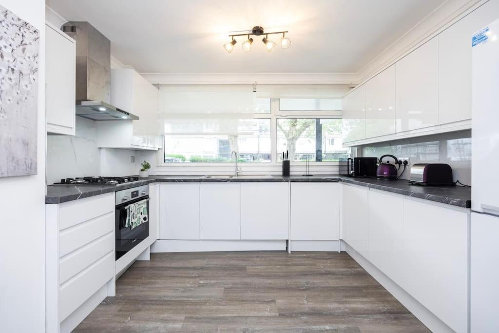 Spacious 2BR Gem - Close to Clapham Junction