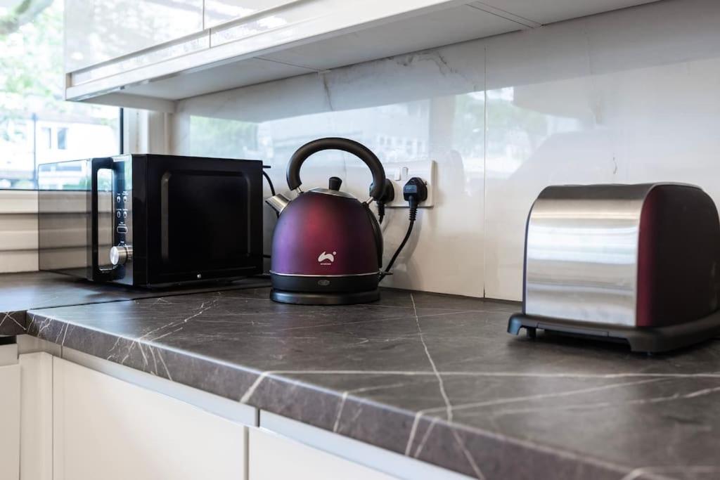 Spacious 2BR Gem - Close to Clapham Junction