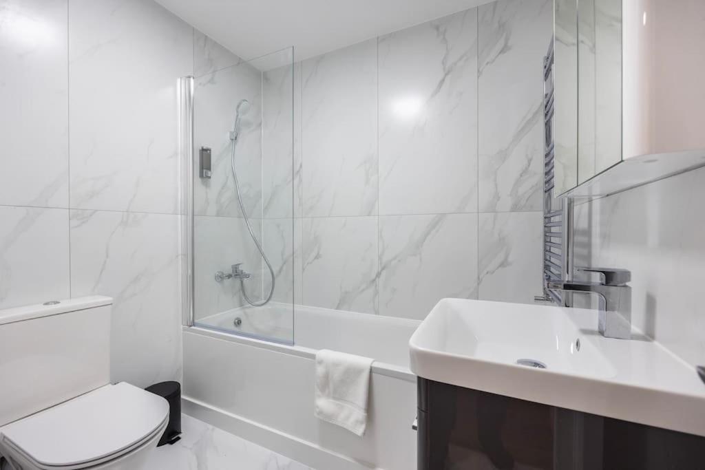 Spacious 2BR Gem - Close to Clapham Junction