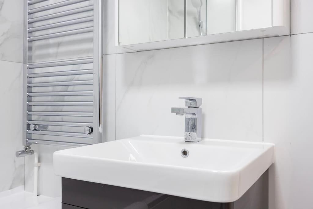 Spacious 2BR Gem - Close to Clapham Junction