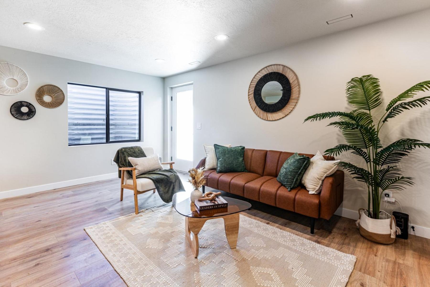 Modern Style Apartment Near Canyon RSL and expo view 5