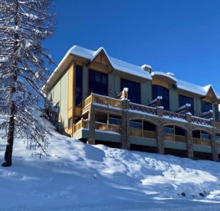 Mountain Escape for Ski and Golf Enthusiasts