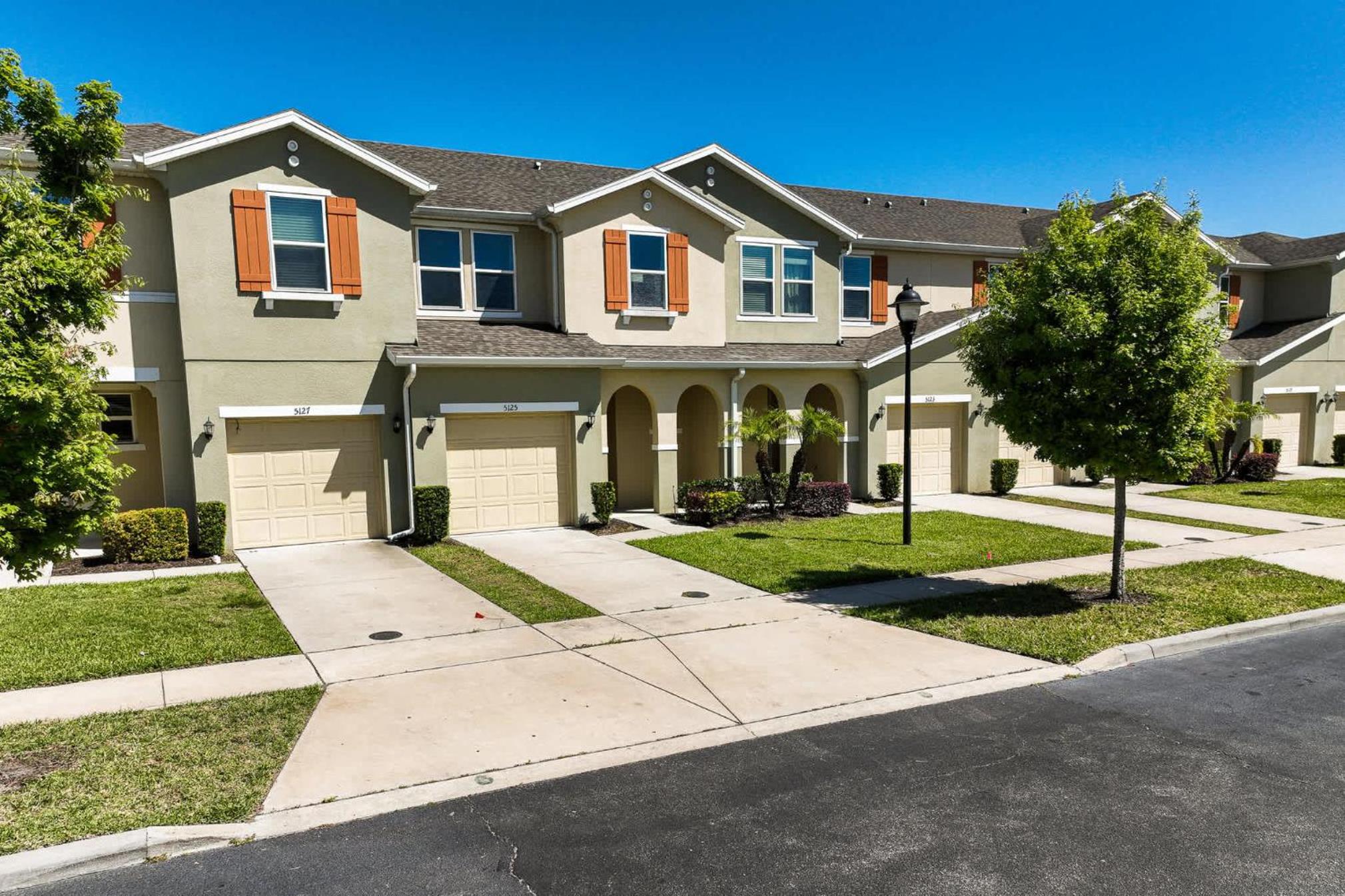 Amazing 4 bedroom house near Disney view 2