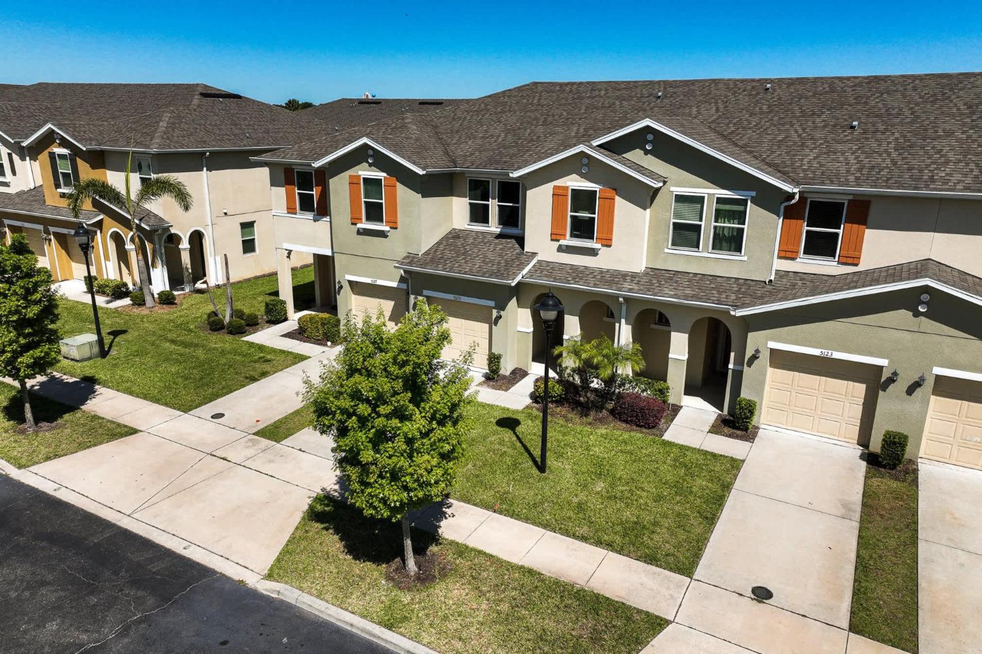 Amazing 4 bedroom house near Disney view 3