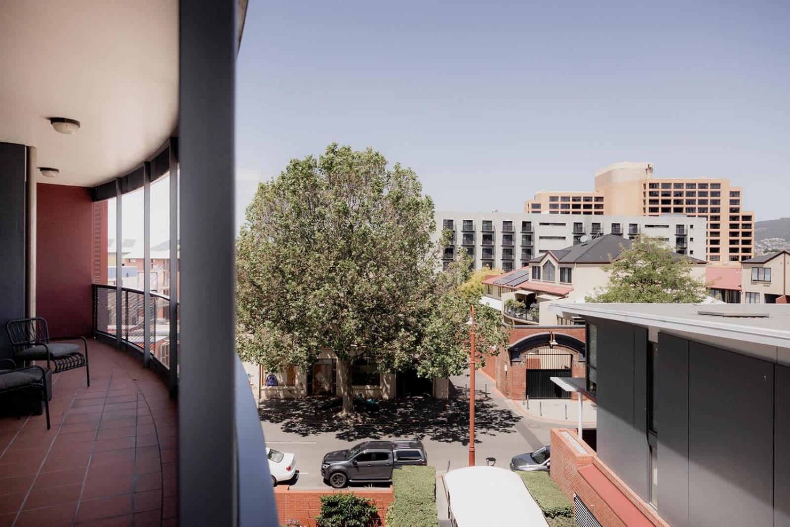 Inner-city 2 bedroom apartment - perfectly located