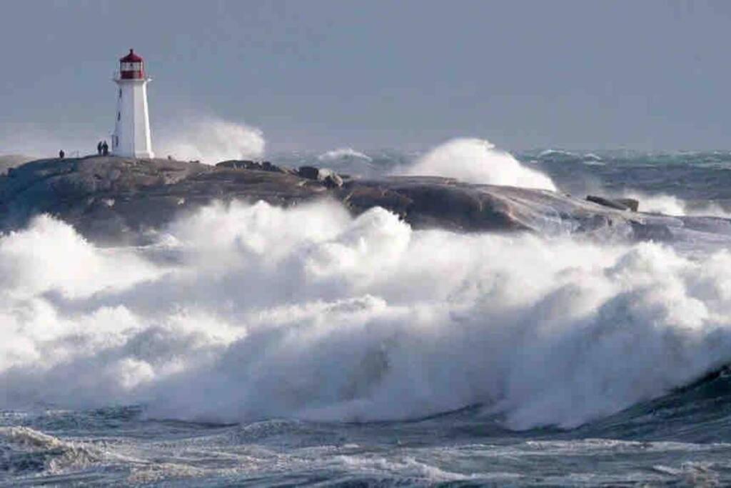 Golden Hour Villa in Peggy's Cove Rd