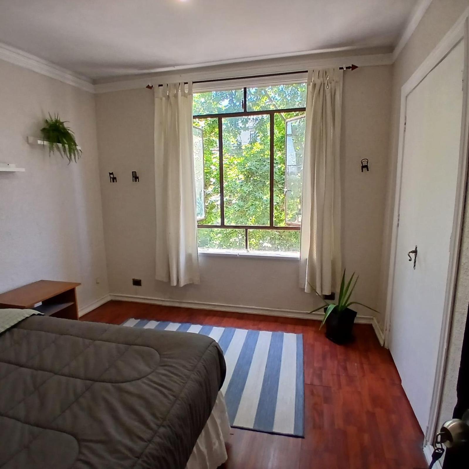 Habitación en dpto Paseo Bulnes