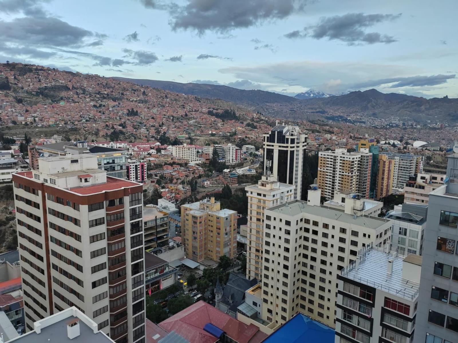 Departamento cerca a Embajadas con hermosa vista
