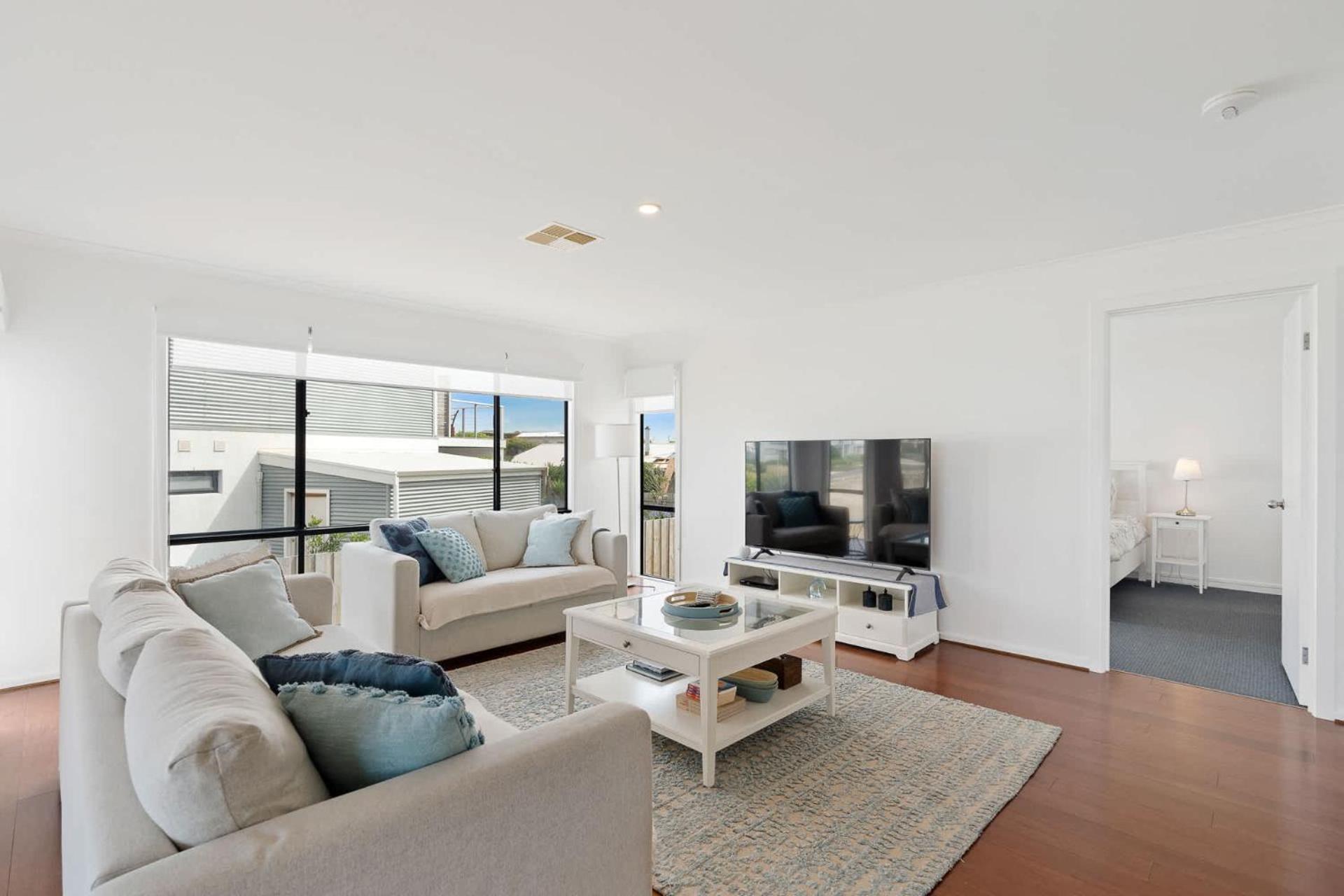 27 Seaview - Pets Negotiable - Wi-Fi - No Linen Included