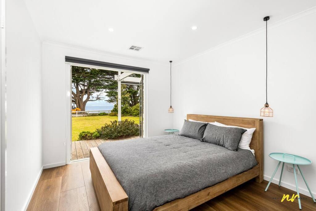 The Esplanade Indented Heads- Beach front, Luxury, Sleeps 8, Spacious, Aircon, Heating,