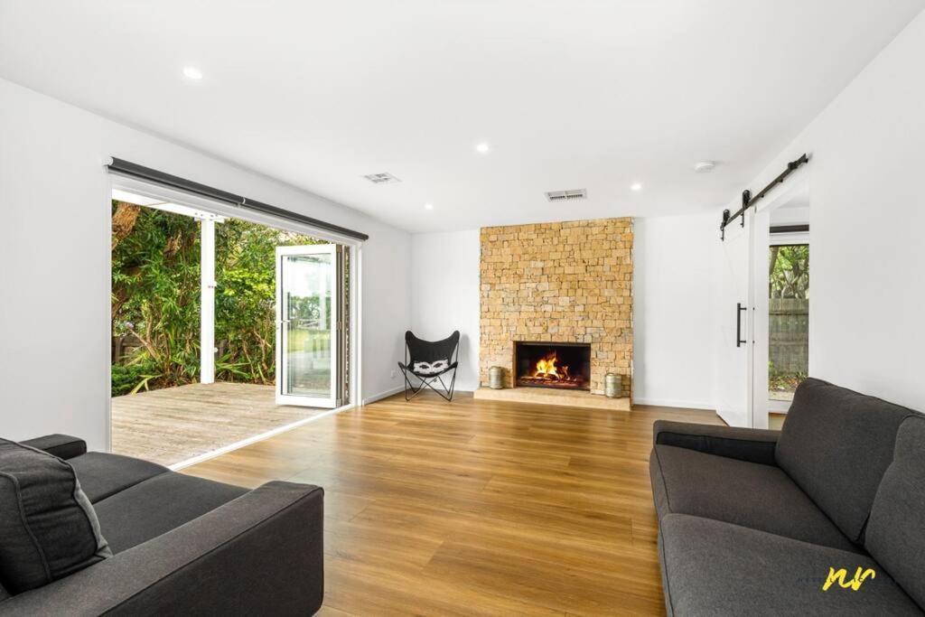 The Esplanade Indented Heads- Beach front, Luxury, Sleeps 8, Spacious, Aircon, Heating,