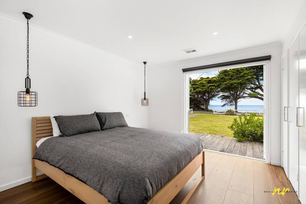 The Esplanade Indented Heads- Beach front, Luxury, Sleeps 8, Spacious, Aircon, Heating,