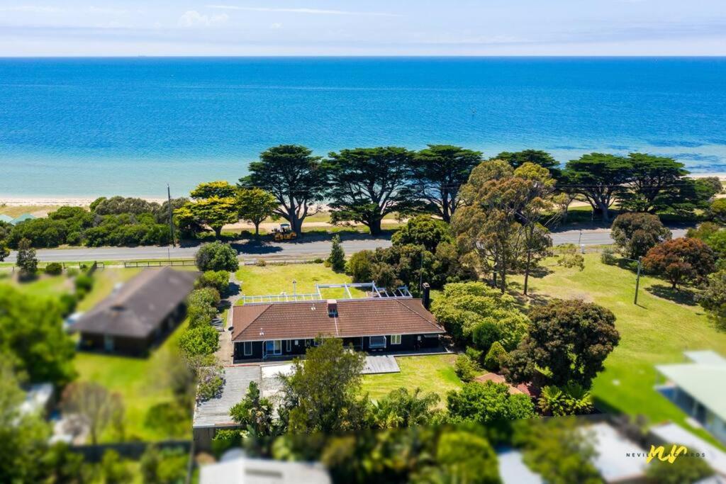 The Esplanade Indented Heads- Beach front, Luxury, Sleeps 8, Spacious, Aircon, Heating,