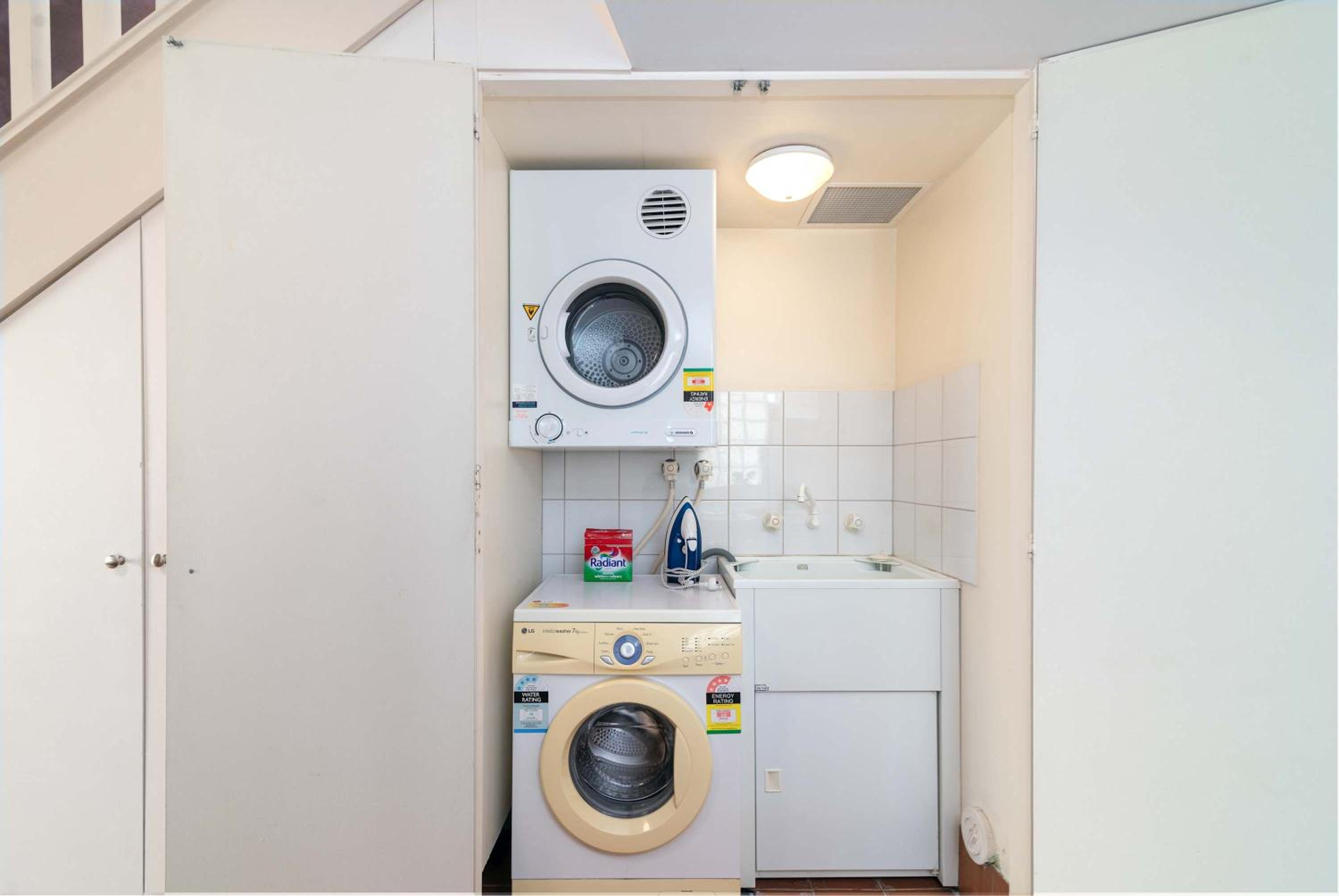 2BR Urban Nest Cosy & Central - Free Parking