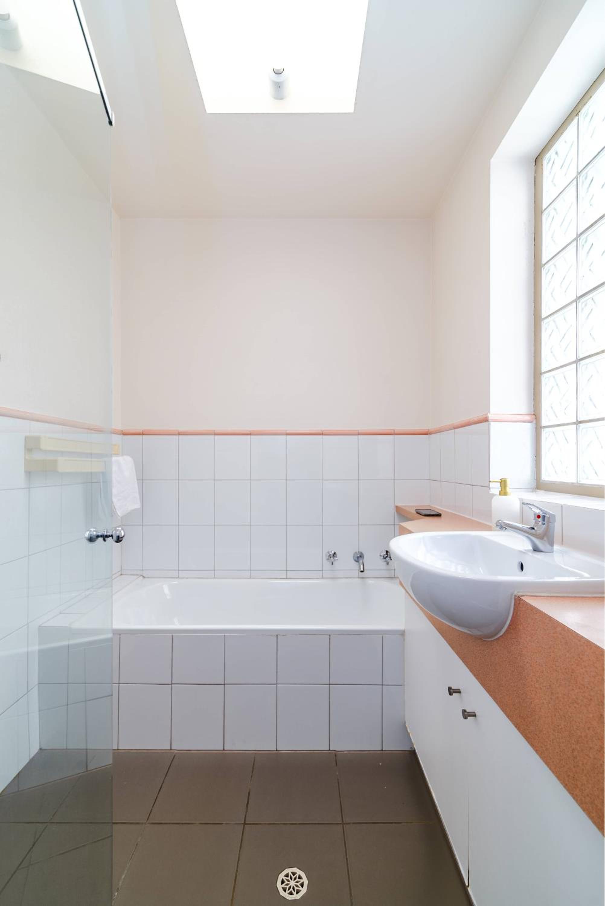 2BR Urban Nest Cosy & Central - Free Parking
