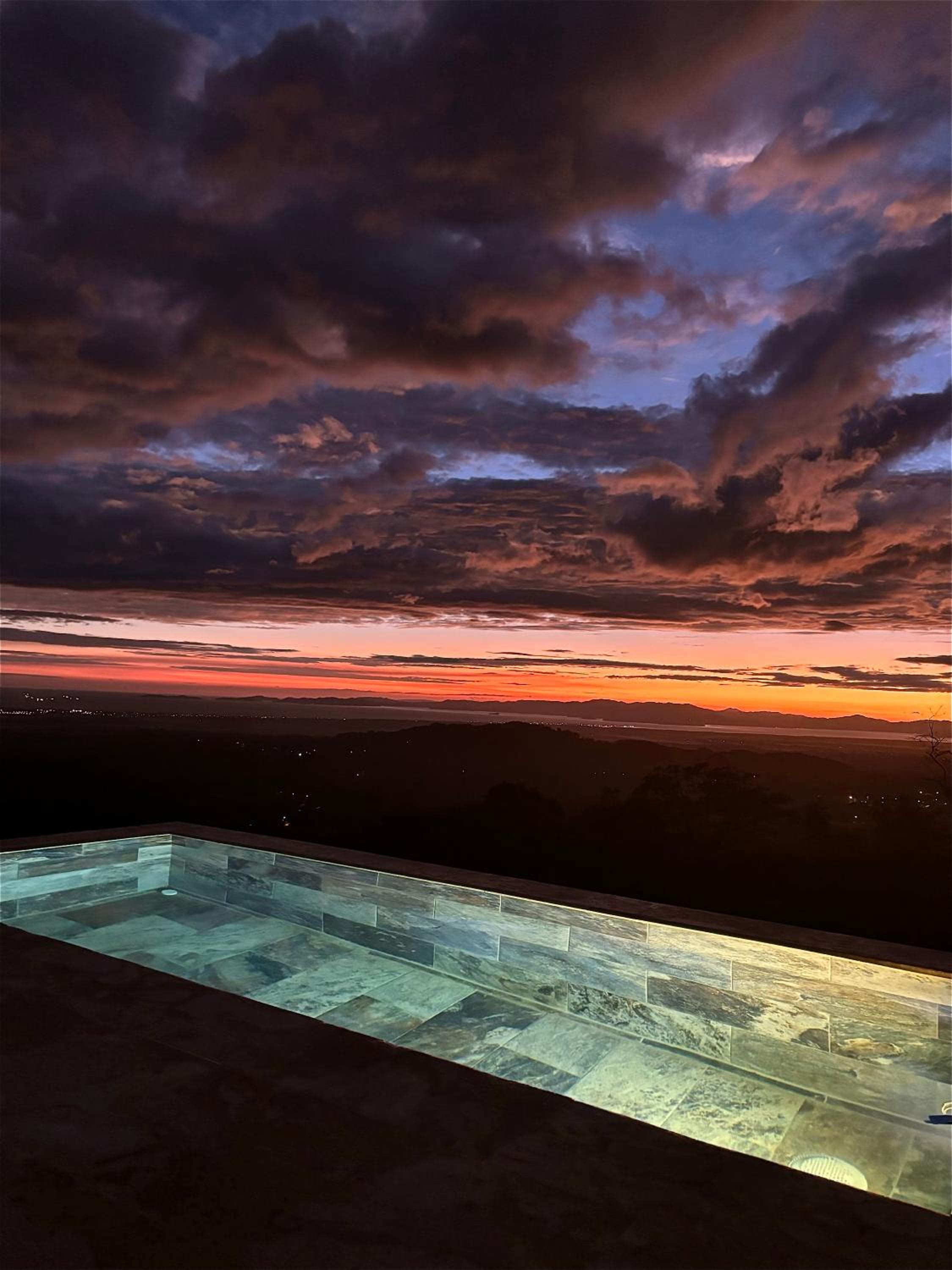 Cabaña con piscina y vista al mar